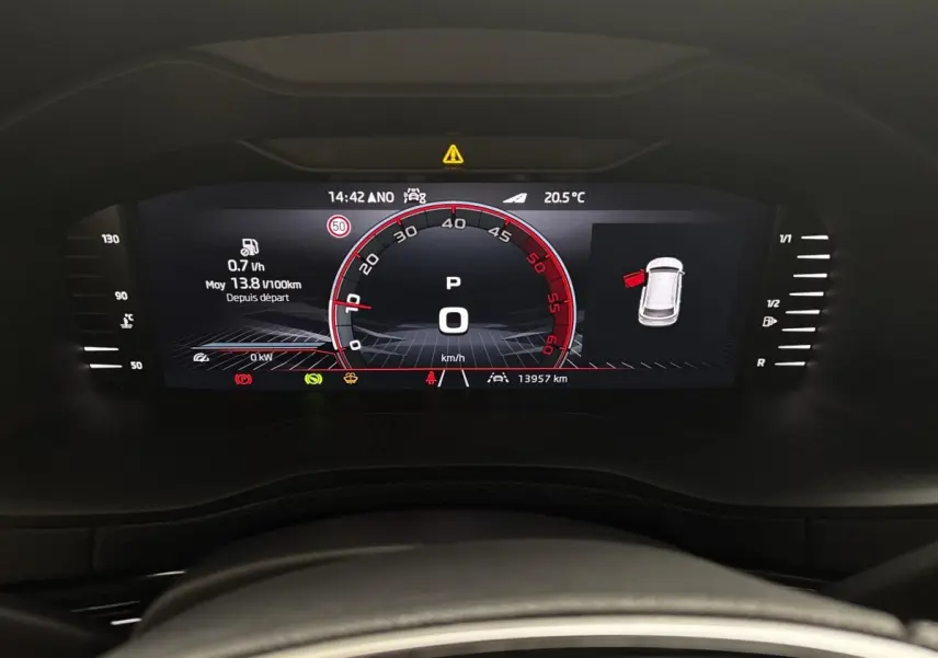 Affichage numérique du combiné d'instruments du Skoda Karoq noir 2025, vue frontale centrée sur le tableau de bord.