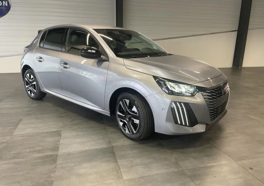 Peugeot 208 gris Artense vue 3/4 avant droit, avec calandre noire et feux LED à signature verticale.