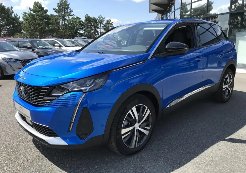 Peugeot 3008 bleu Iron en 3/4 avant droit, avec jantes alliage bi-ton et coques de rétroviseurs noires.