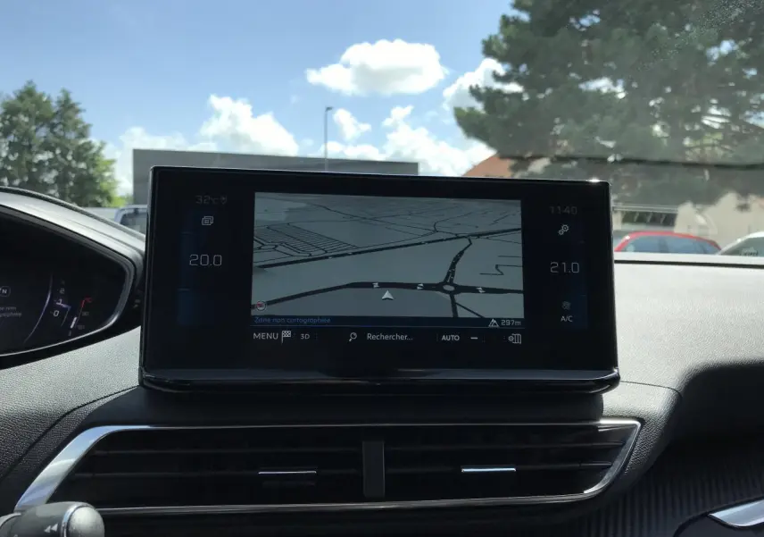 Écran tactile 10 pouces du Peugeot 3008 2022 affichant la navigation, entouré de décors carbone et chromés.