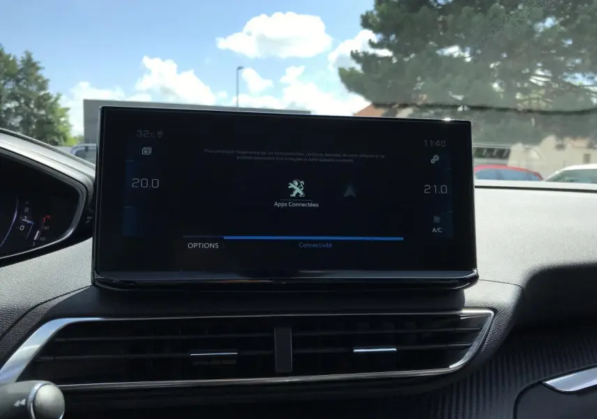 Vue intérieure du tableau de bord du Peugeot 3008 2022 avec écran tactile 10 pouces et aérateurs centraux.