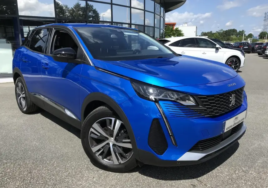 Peugeot 3008 Bleu Iron en 3/4 avant droit, avec calandre noire et jantes alliage bi-ton visibles.