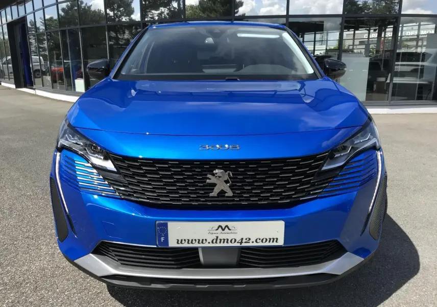 Vue frontale d'un Peugeot 3008 bleu Iron avec calandre noire à damier et logo lion chromé.