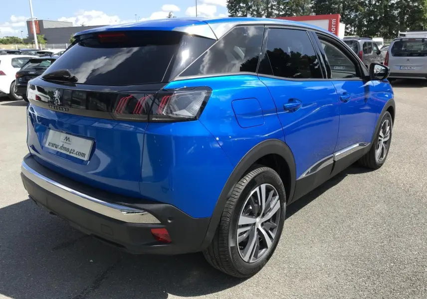 Peugeot 3008 bleu Iron vue 3/4 arrière droit, vitres surteintées et jantes alliage bi-ton visibles.