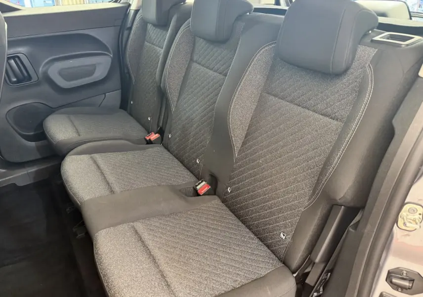 Vue intérieure côté droit sur la banquette arrière tissu gris du Peugeot Rifter 2024, version Allure Taille M.