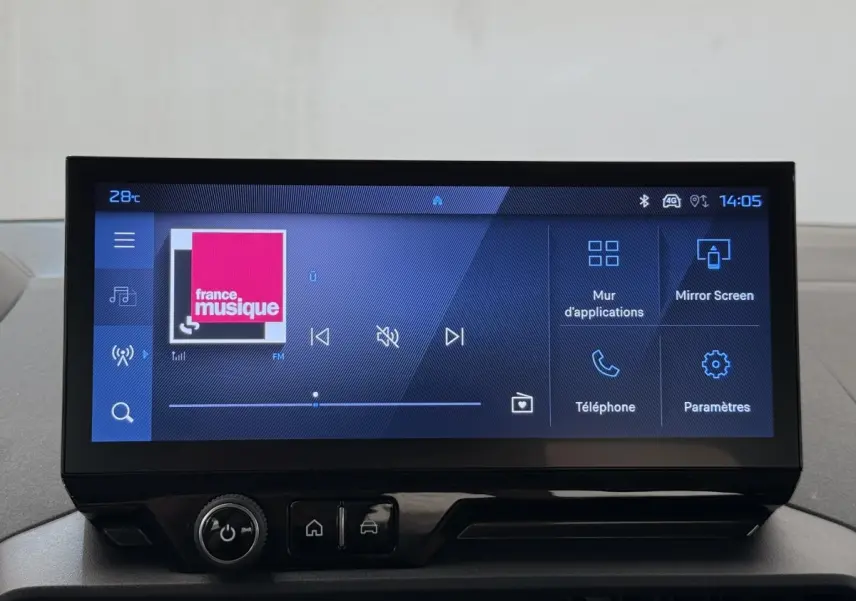 Écran tactile central de 20,3 cm du Peugeot Rifter 2024 affichant l'interface multimédia avec radio et options connectées.