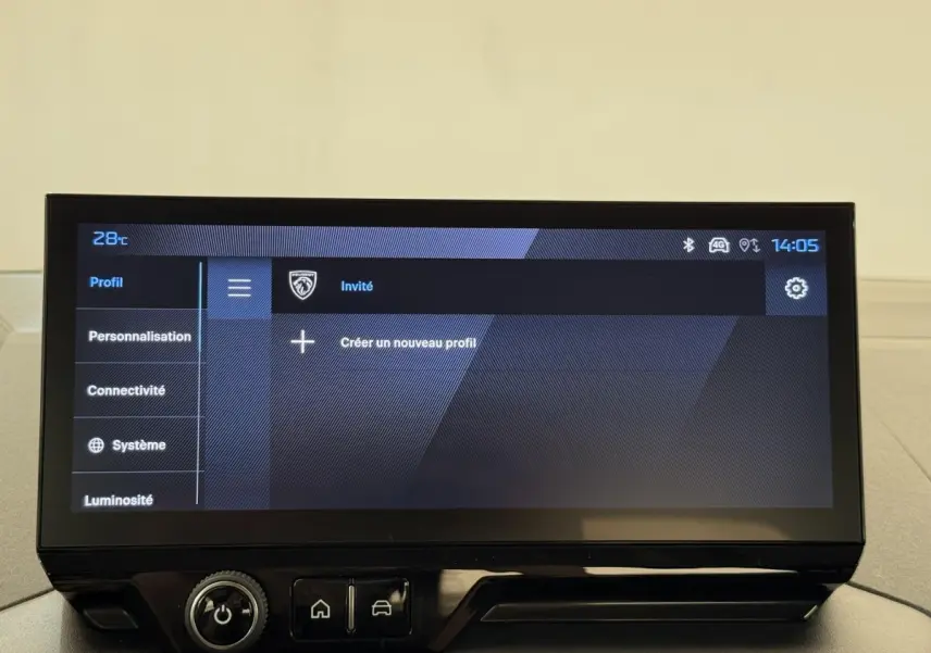 Écran tactile central 20,3 cm du Peugeot Rifter gris clair, affichant le menu de personnalisation et connectivité.