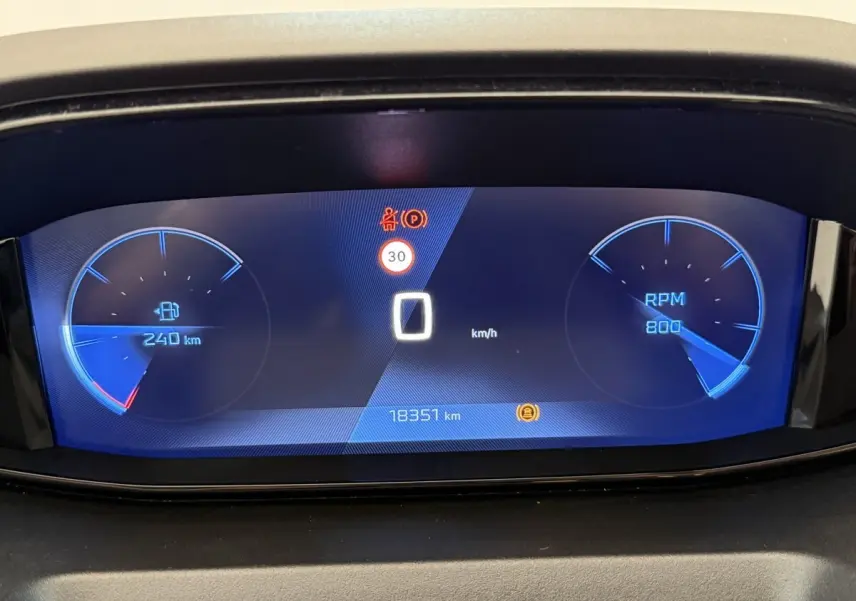 Combiné d'instruments numérique bleu du Peugeot Rifter 2024 affichant vitesse, RPM et autonomie.