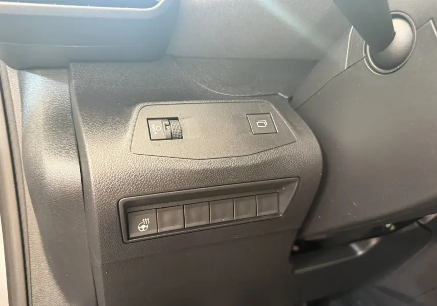 Vue rapprochée des commandes côté gauche du tableau de bord du Peugeot Rifter 2024, finition Allure.