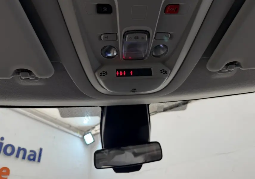 Vue intérieure du plafond avant du Peugeot Rifter 2024 avec éclairages, commandes et rétroviseur central.