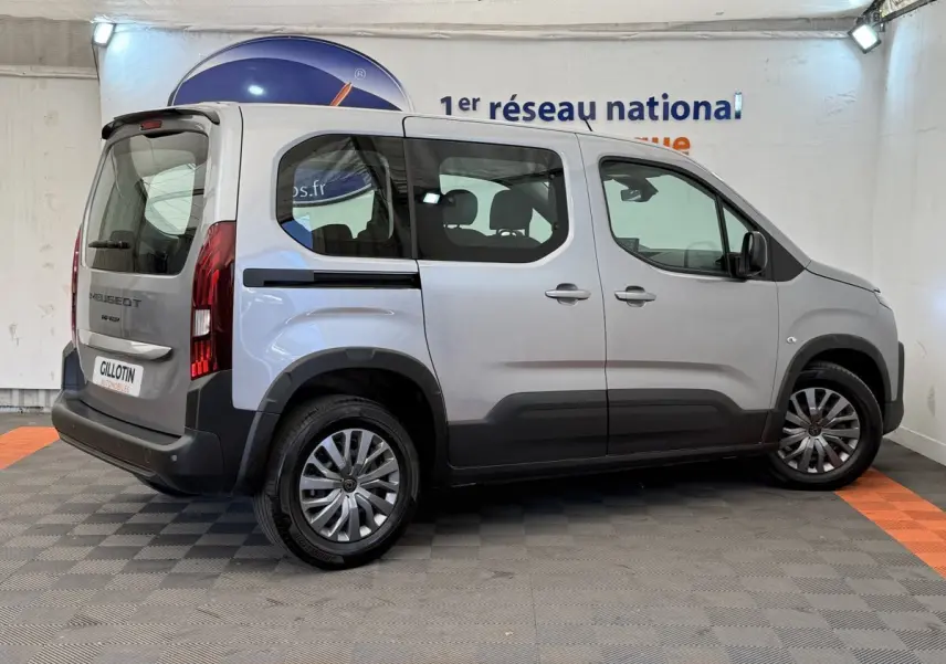 Peugeot Rifter gris clair vue de profil côté droit, avec jantes alliage et vitres teintées arrière.