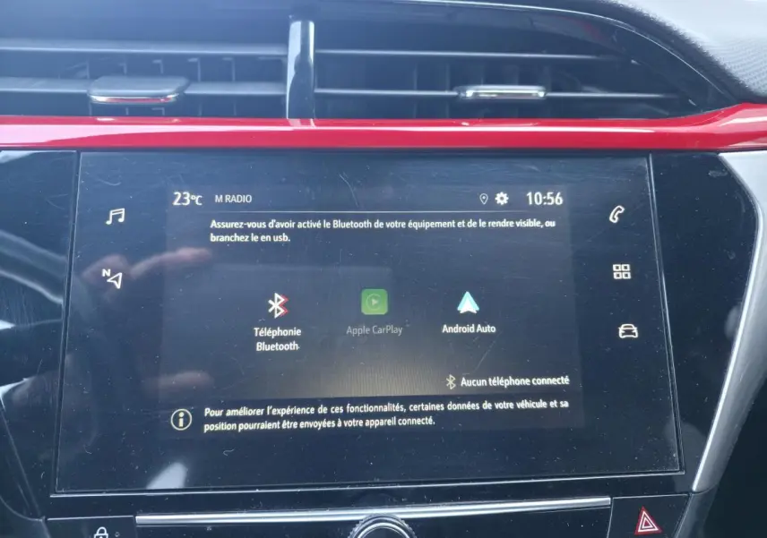 Écran tactile central de l’Opel Corsa rouge, affichant options Bluetooth, Apple CarPlay et Android Auto.
