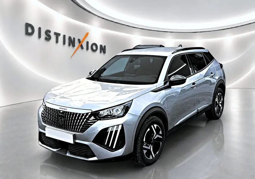 Peugeot 2008 gris Artense vue 3/4 avant droit, avec calandre distinctive et jantes alliage noires.