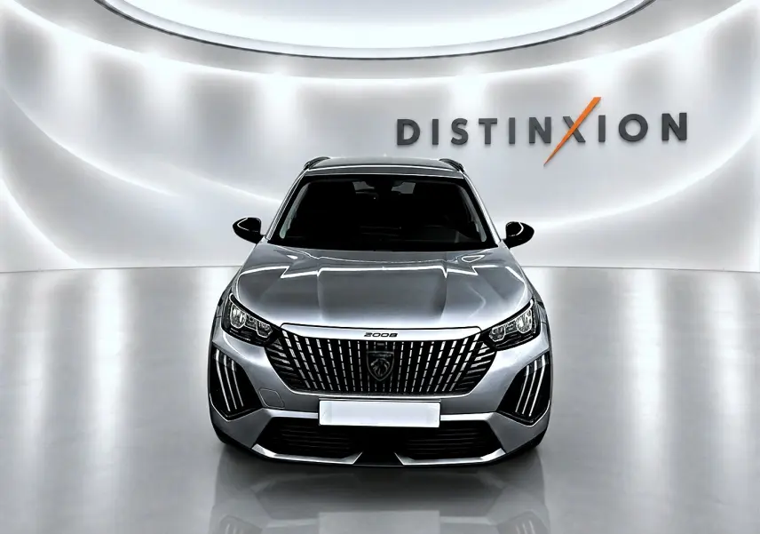 Peugeot 2008 gris artense vue de face dans un studio lumineux avec logo Distinxion en arrière-plan.