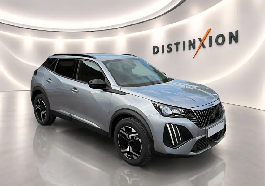 Peugeot 2008 gris artense vue 3/4 avant droit en intérieur avec jantes alu et toit noir contrasté.