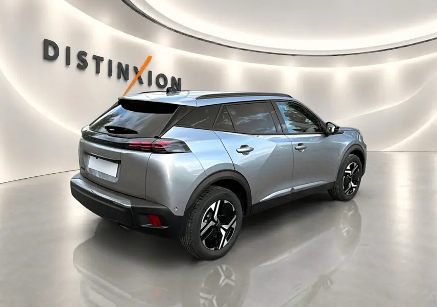 Peugeot 2008 gris artense vue 3/4 arrière droit, avec jantes alu noires et toit noir brillant.