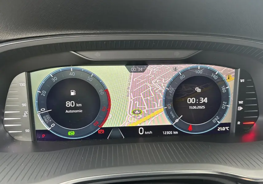 Tableau de bord numérique de la Skoda Octavia Combi 2024 affichant la navigation et l'autonomie essence à 80 km.
