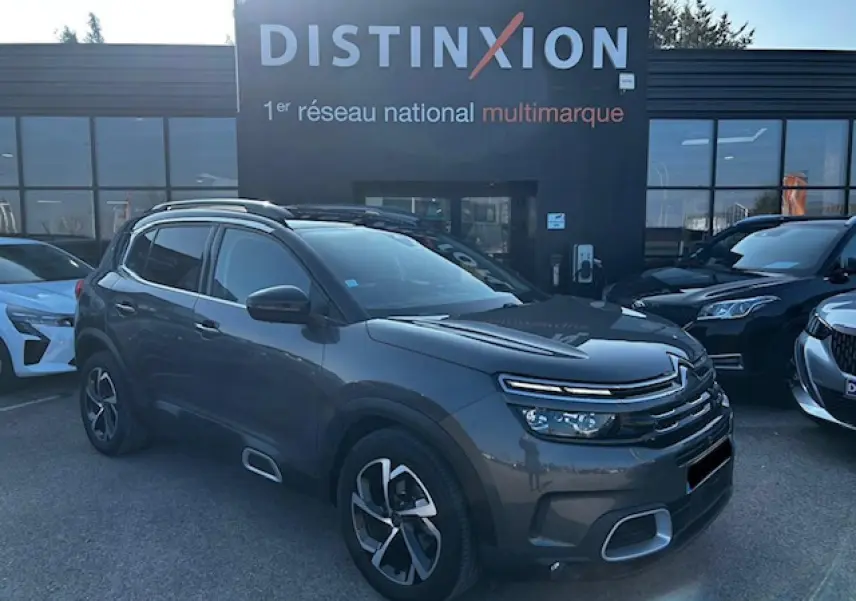 Citroën C5 Aircross gris platinium métallisé en 3/4 avant droit avec jantes alliage et barres de toit bi-ton.