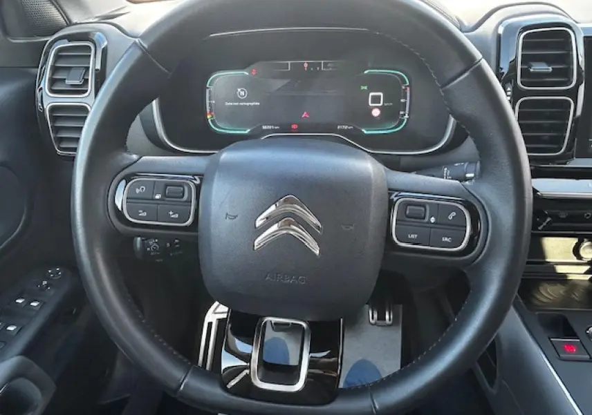 Vue rapprochée du volant cuir noir et du combiné numérique du tableau de bord du Citroën C5 Aircross 2019 gris platinium.