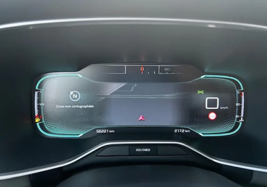 Tableau de bord numérique du Citroën C5 Aircross 2019 affichant une carte non cartographiée et l'odomètre.