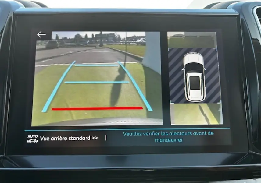 Affichage de la caméra de recul et vue 360° du Citroën C5 Aircross gris platinium, aidant à la manœuvre arrière.