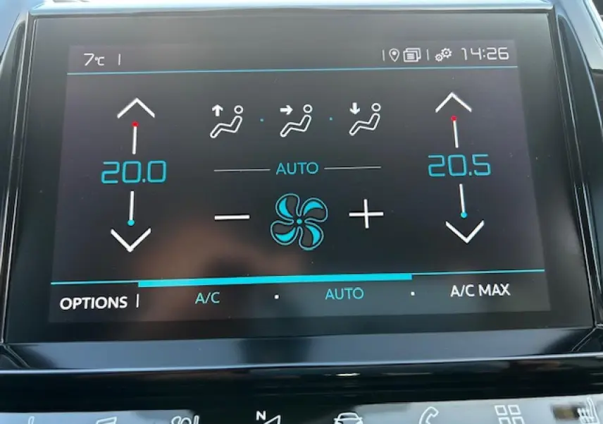 Affichage tactile de la climatisation bi-zone du Citroën C5 Aircross avec réglages de température à 20 et 20,5 degrés.