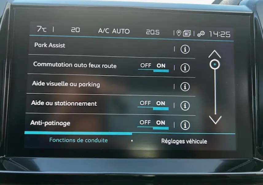 Écran tactile intérieur du Citroën C5 Aircross 2019 affichant les réglages d'aide à la conduite.