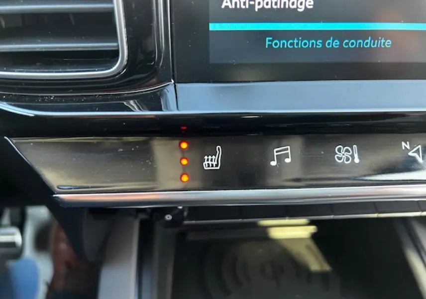 Gros plan sur les commandes tactiles du tableau de bord du Citroën C5 Aircross 2019, avec indication du siège chauffant activé.