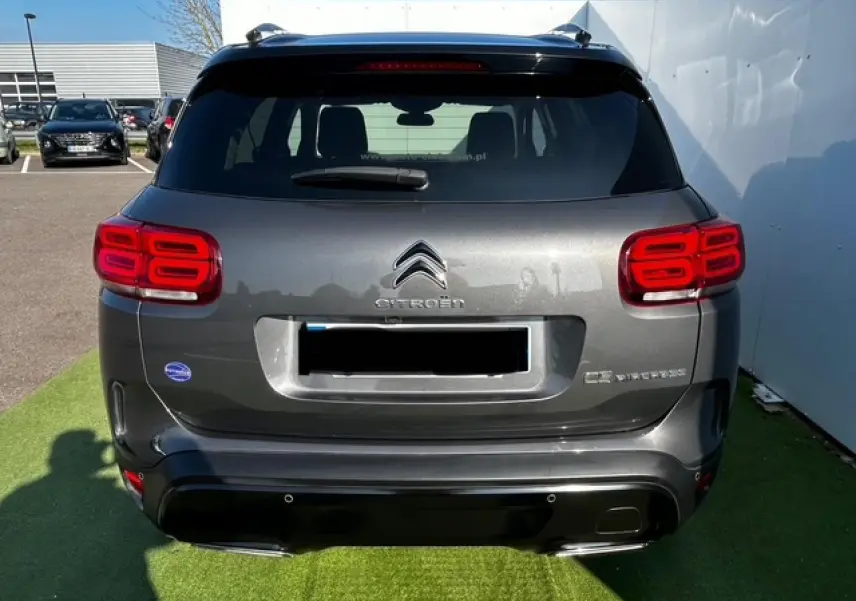 Vue arrière d'un Citroën C5 Aircross gris platinium métallisé avec feux arrière LED et hayon fermé.