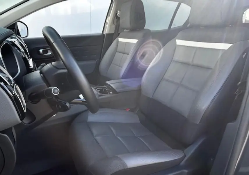 Vue intérieure côté conducteur du Citroën C5 Aircross 2019, sièges cuir gris avec bande claire et accoudoir central.