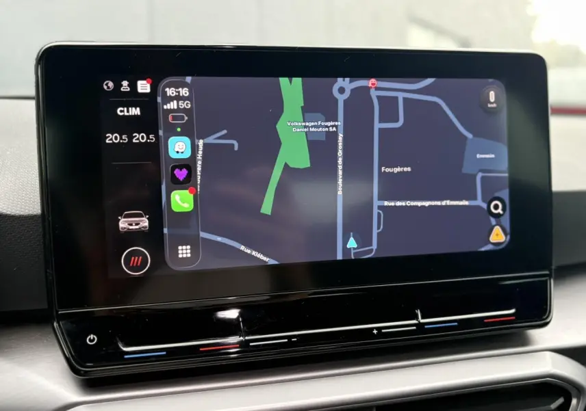 Écran tactile central du tableau de bord du SEAT Leon 2024 affichant la navigation et les commandes climatiques.