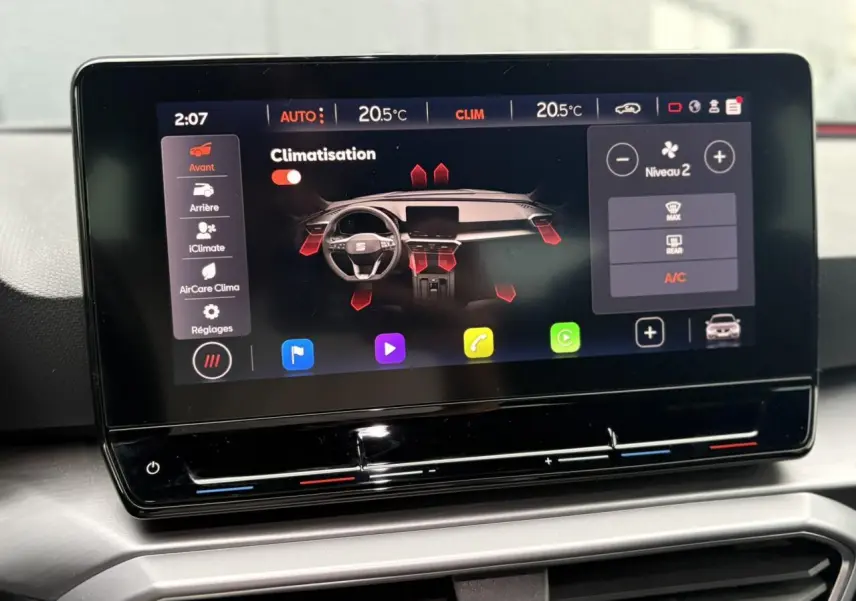 Écran tactile central du SEAT Leon 2024 affichant le menu climatisation avec interface moderne et commandes digitales.