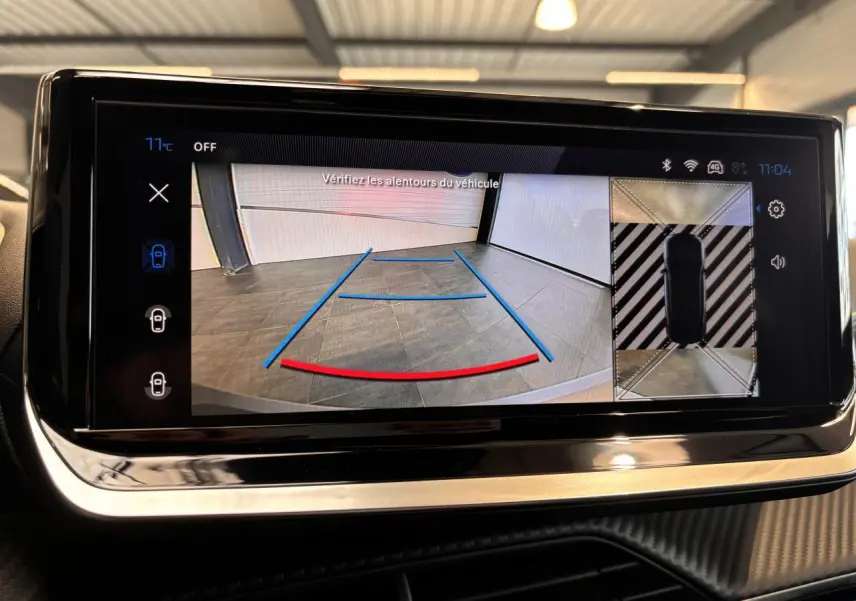 Écran tactile intérieur du Peugeot 2008 noir montrant la caméra de recul et vue 360° du véhicule en stationnement.