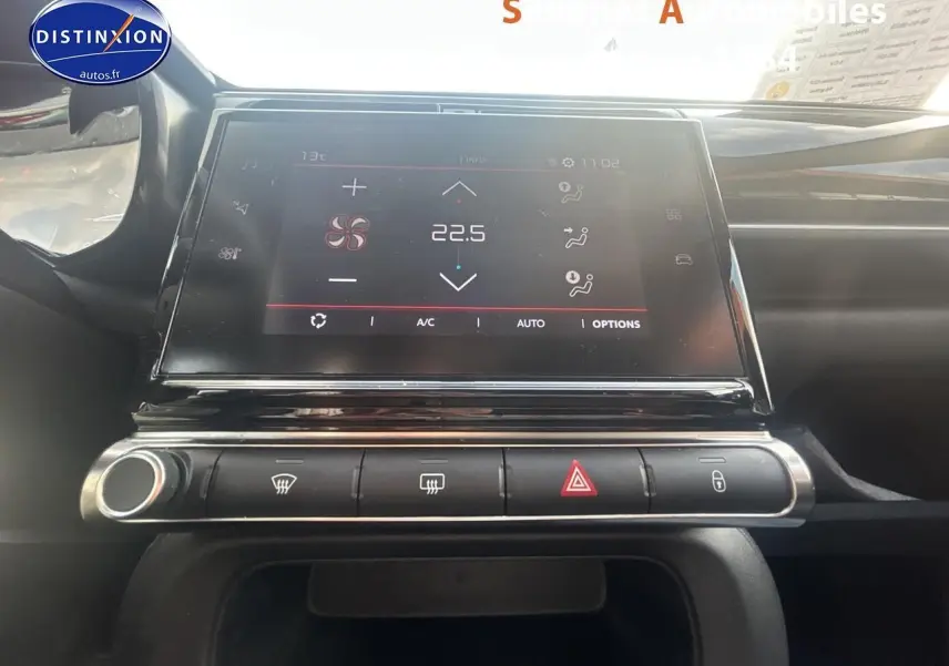 Vue rapprochée de la console centrale tactile de la Citroën C3 2023, affichant la climatisation automatique.