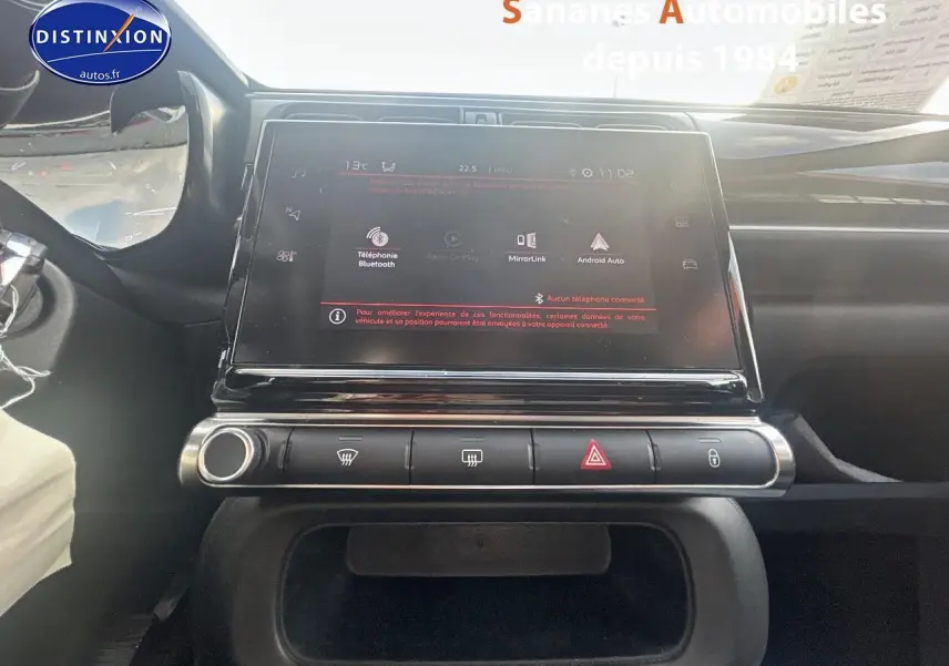 Vue rapprochée de la tablette tactile 7 pouces et des commandes centrales du tableau de bord de la Citroën C3 2023 gris foncé.