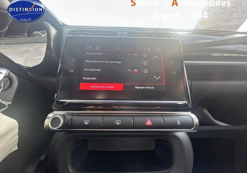 Vue rapprochée de la tablette tactile 7 pouces du tableau de bord de la Citroën C3 1.5 BlueHDi gris foncé, affichant les réglages de conduite.