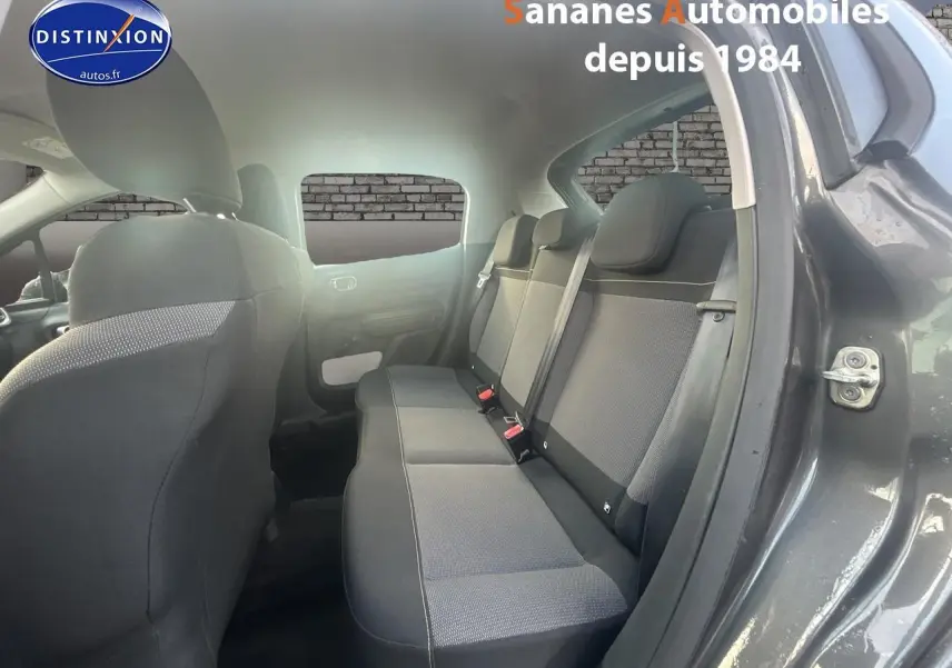Vue intérieure côté droit montrant la banquette arrière en tissu gris sur Citroën C3 gris foncé 2023.