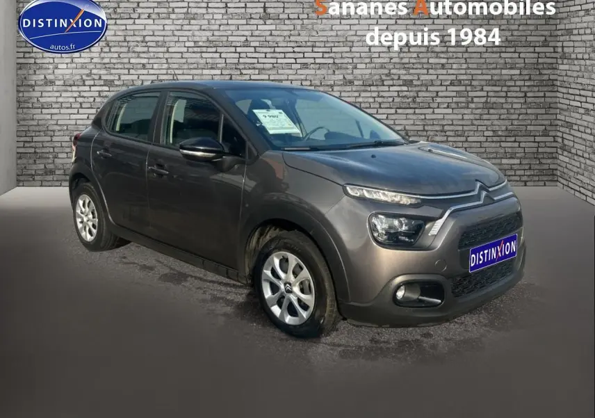 Citroën C3 gris foncé vue 3/4 avant droit, avec projecteurs antibrouillard et jantes alliage.