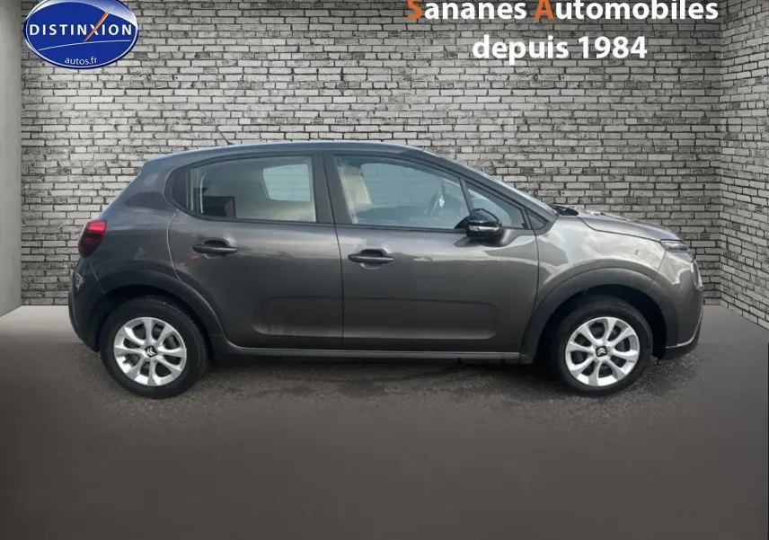 Citroën C3 2023 gris foncé vue de profil côté droit, avec jantes alliage et poignées de porte intégrées.
