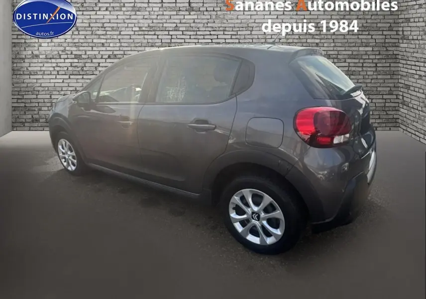 Citroën C3 gris foncé vue de profil côté gauche, avec jantes alliage et feux arrière arrondis.