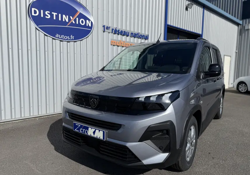 Peugeot Rifter Allure gris acier en 3/4 avant droit, avec calandre noire et phares LED distinctifs.