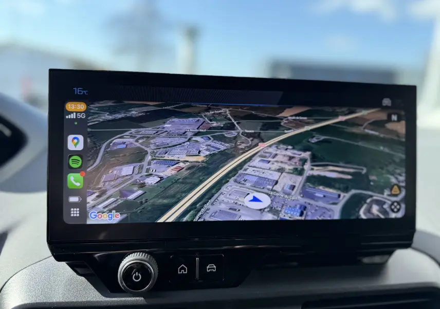 Écran tactile central du Peugeot Rifter gris acier, vue frontale, affichant les applications connectées du véhicule.