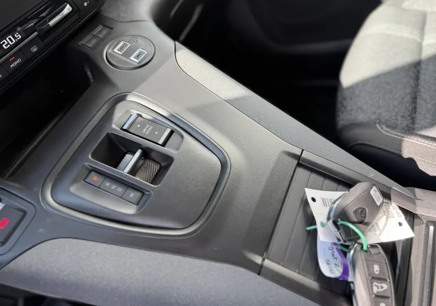 Écran tactile intérieur du Peugeot Rifter Allure 2026 affichant les assistances à la conduite activables.