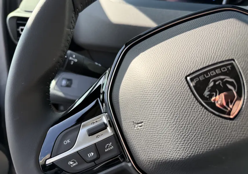 Gros plan sur la console centrale du Peugeot Rifter Allure 2026, montrant la boîte auto et les clés posées, intérieur gris.