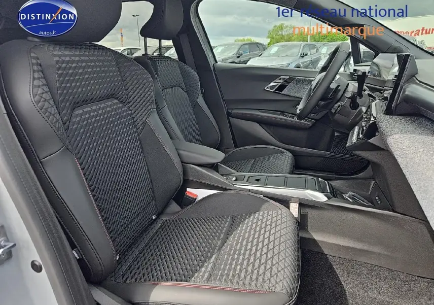 Vue intérieure côté gauche de la Renault Clio VI 1.2 TCe 115 Techno avec sièges noirs matelassés et accoudoir central.