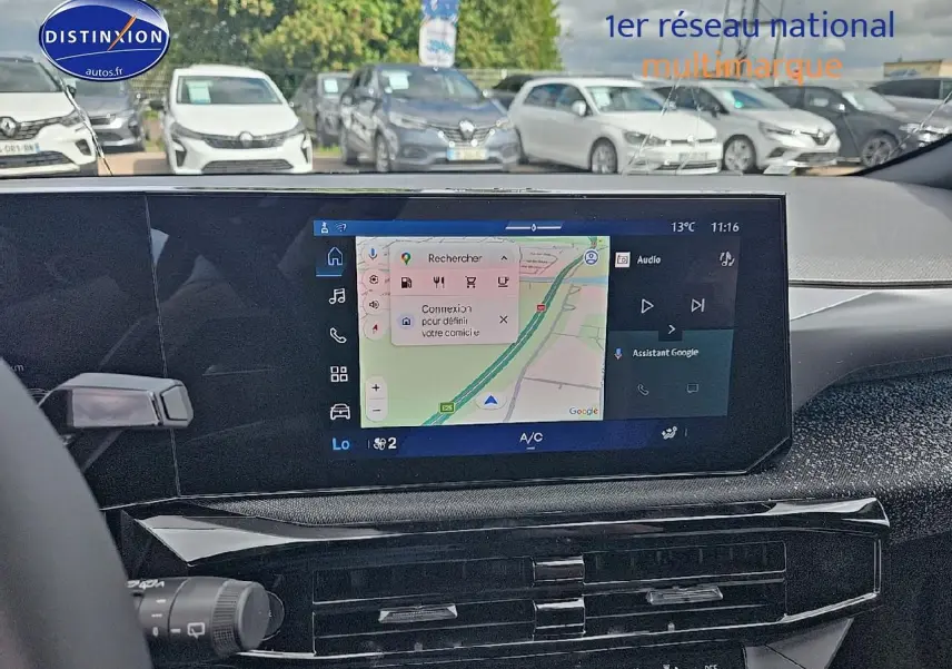 Vue intérieure centrée sur l'écran tactile multifonction 10,1 pouces de la Renault Clio VI gris rafale, avec tableau de bord noir.