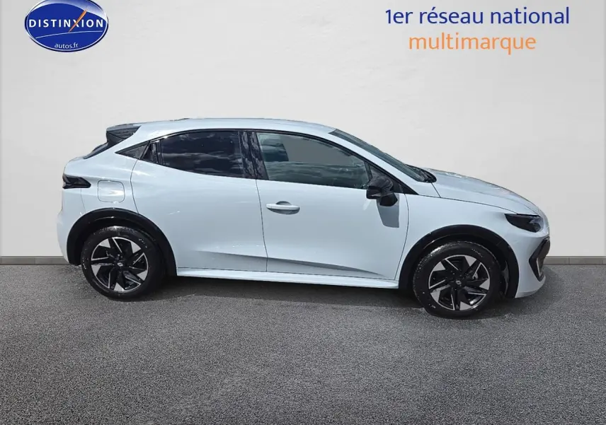 Profil droit de la Renault Clio VI gris rafale 2026, jantes alliage noires et vitres teintées visibles.