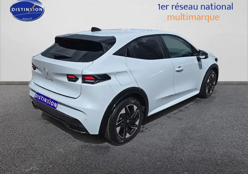 Vue 3/4 arrière droite d'une Renault Clio VI blanche avec vitres teintées et jantes alliage noires.