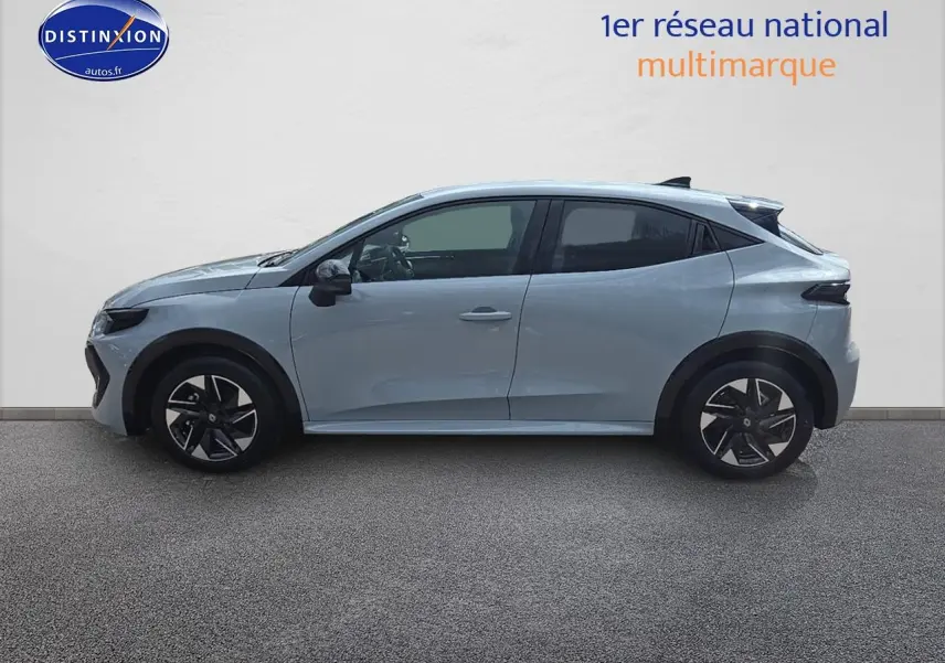 Profil droit de la Renault Clio VI gris rafale 2026 avec jantes alliage et vitres teintées.