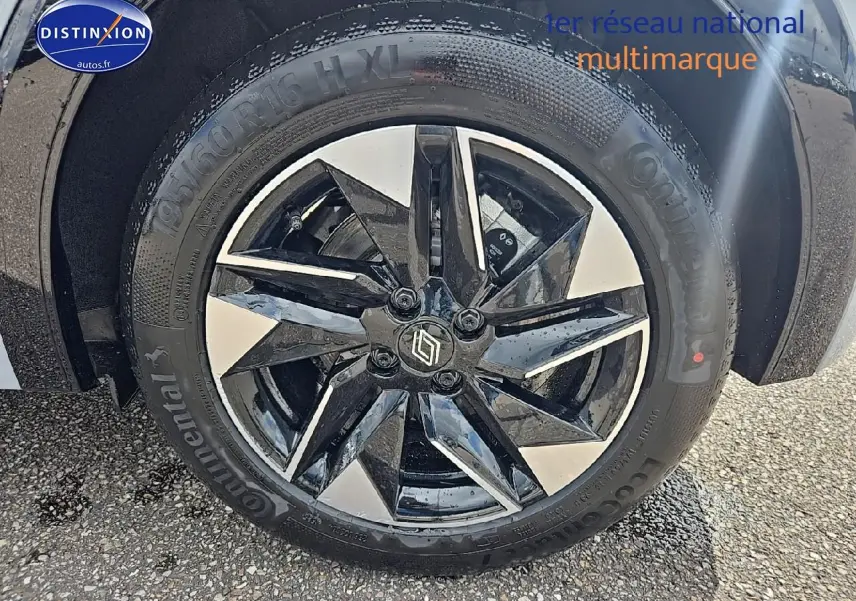 Gros plan sur la jante alliage 16 pouces bicolore noir et argent de la Renault Clio VI gris rafale.